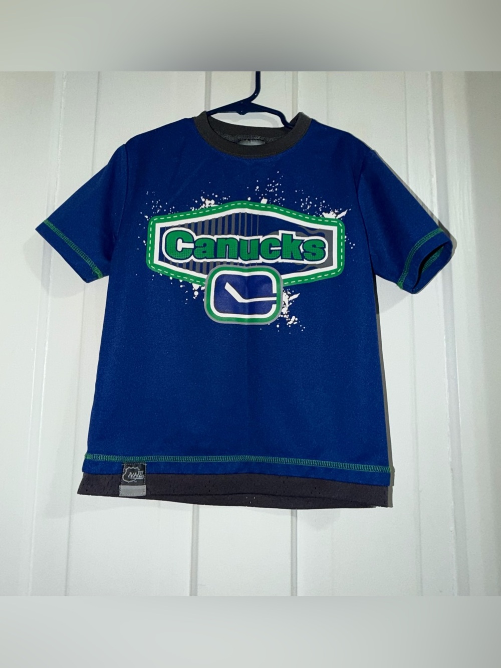 Boys girls kids size 8 official NHL Vancouver Canucks team logo Kids T-Shirt